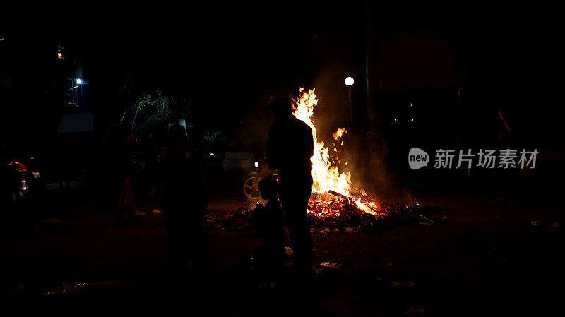 人们在晚上庆祝“Holika Dahan”或“Lohri”节